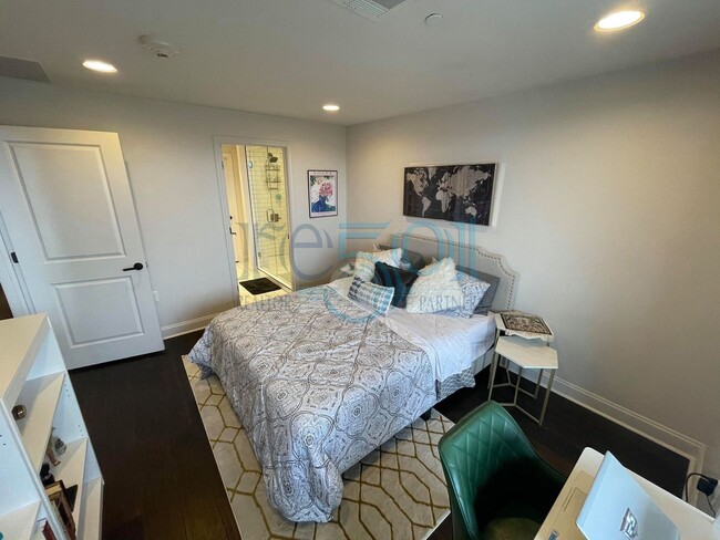 Building Photo - 2 BR 2 BA Luxury Condominium