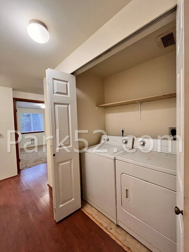 Building Photo - 2 Bedroom Ground Floor Apartment With Backyard