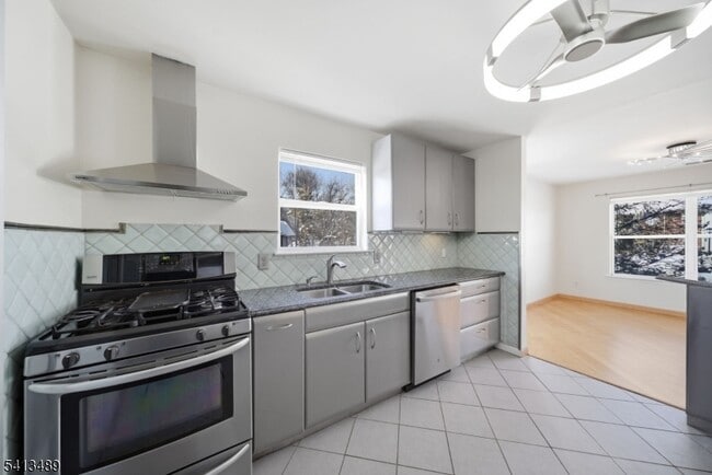 Building Photo - 8 Jennifer Dr