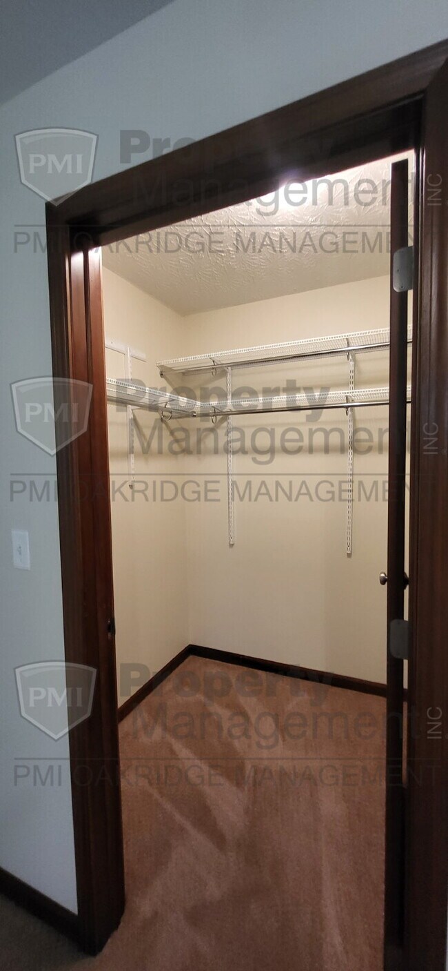 Building Photo - Single Level 2 Bed Half-Duplex with Attached Garage