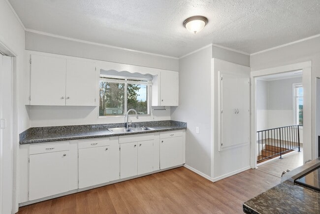 Building Photo - Spacious 3 Bedroom 1 Bath home in the Perry District!