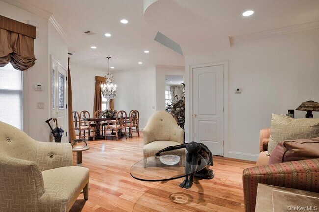 Building Photo - 702 Equestrian Way