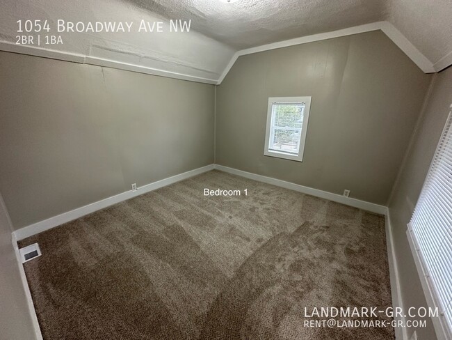 Building Photo - Updated 2-3 Bed, 1-Bath – First Month $1,0...