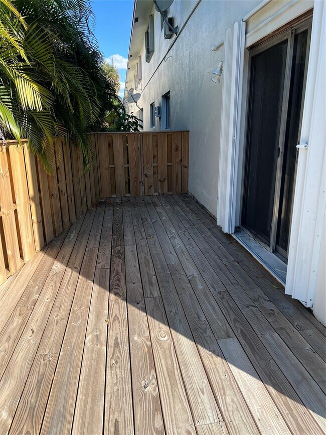 Building Photo - 1814 E Oakland Park Blvd