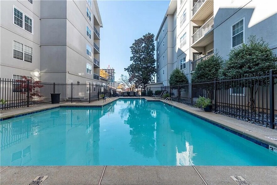 Building Photo - Room in Condo on Peachtree Walk NE