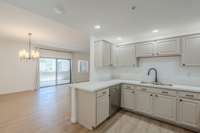 Building Photo - Stunning 2 Bed 1.5 Bath Condo in Scottsdal...