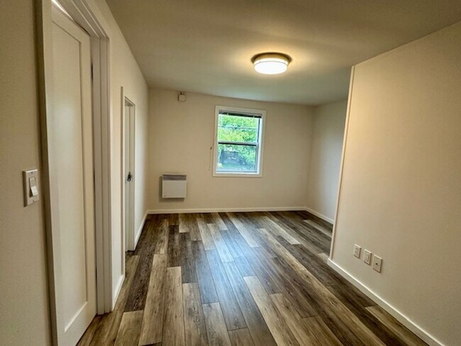 Building Photo - 127 5th Ave W