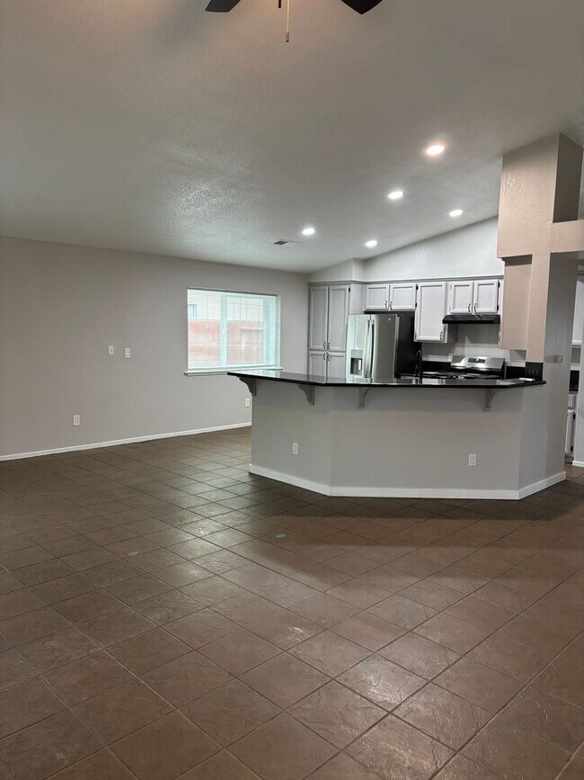 Building Photo - 3 B/D 2 BA HOME WITH AN OFFICE IN YUBA CITY AVAILABLE NOW!