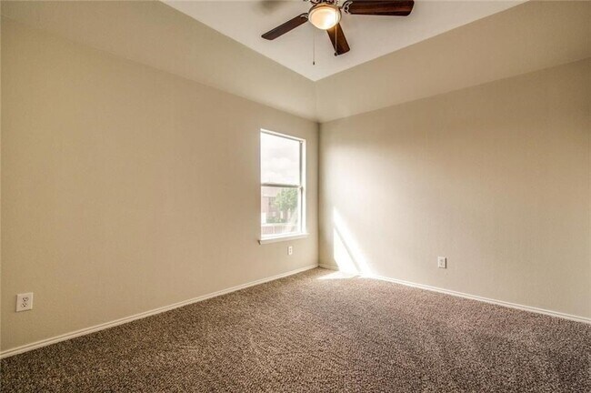 Building Photo - 13553 Valley Mills Dr