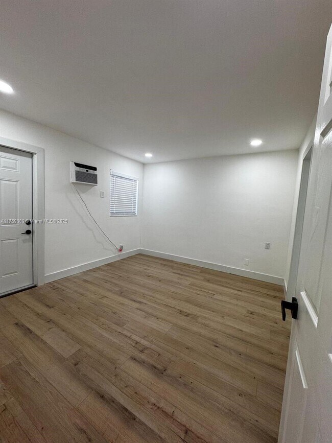 Building Photo - 2649 Van Buren St