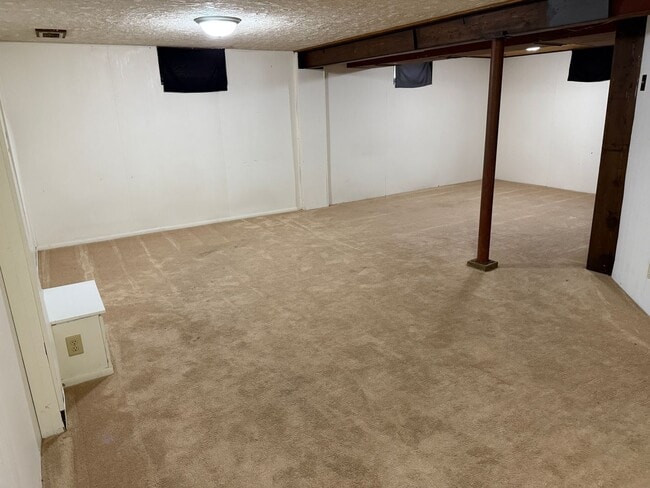 Building Photo - Spacious 5-Bedroom Home for Rent in Sioux ...