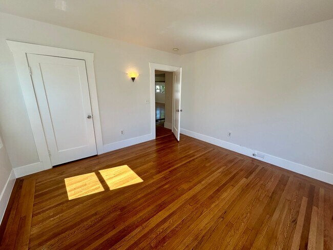 Building Photo - 710 Grove Way