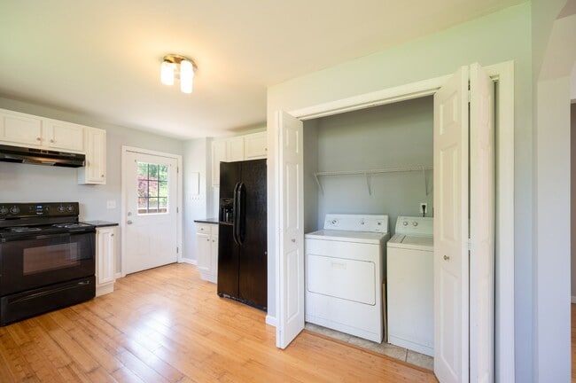Building Photo - LOOK NO FURTHER THAN THIS INGLEWOOD CHARMER!