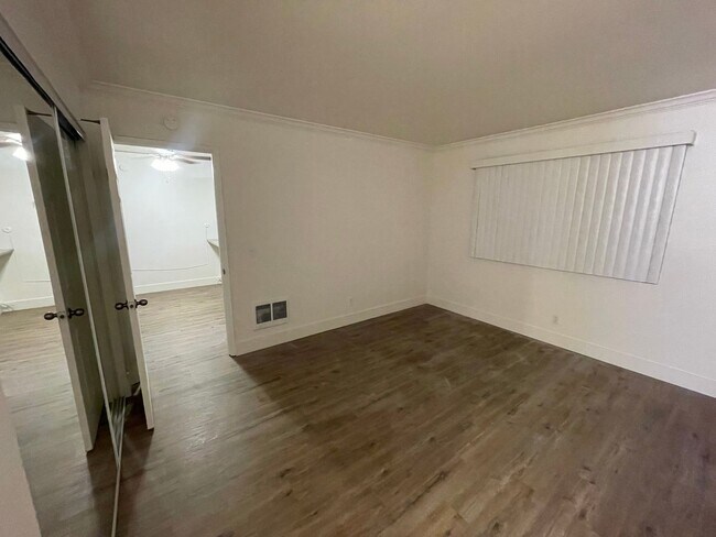 Building Photo - 1 Bedroom Just Blocks From the Ocean