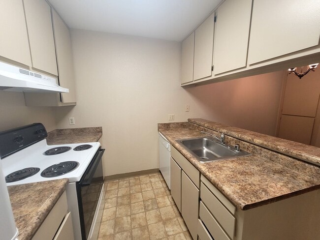 Building Photo - Condo on Madison Avenue. MOVE IN SPECIAL. 1 month free.