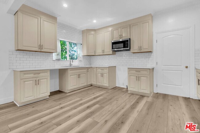 Building Photo - 261 W 43rd Pl