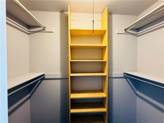 Building Photo - 2714 W Fir St