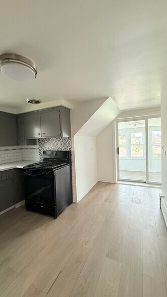 Building Photo - 3030 N Oleander Ave