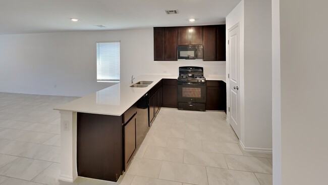 Building Photo - Nice and Spacious 3 Bedroom 2 Bathroom Hom...