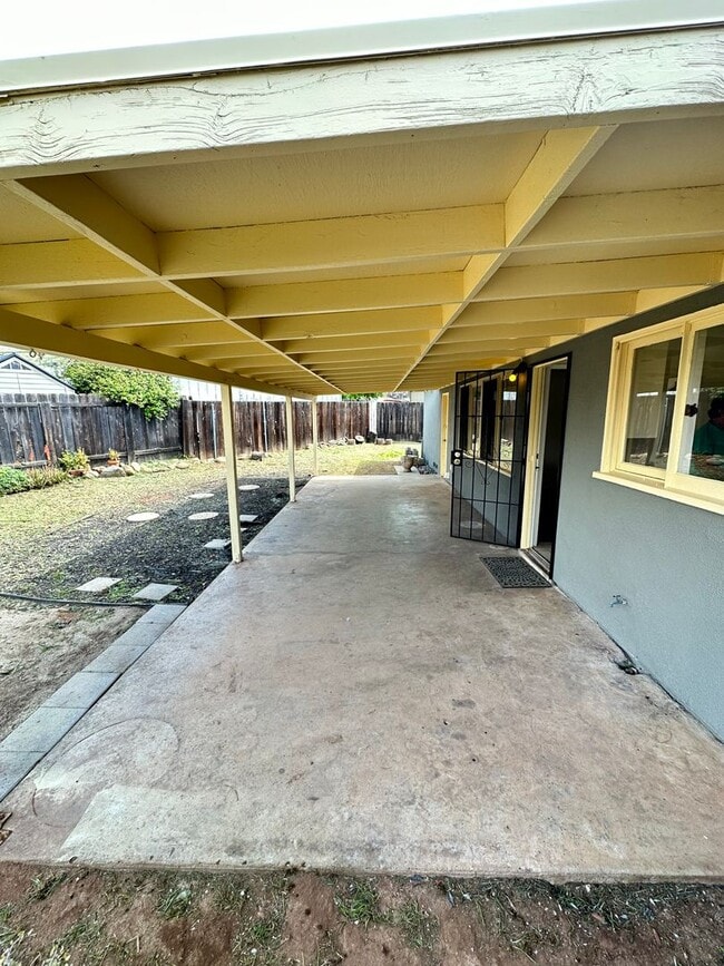 Building Photo - Beautiful House 3RB/1BA Single Family Home with 2 Car Garage & Large Fenced Backyard.