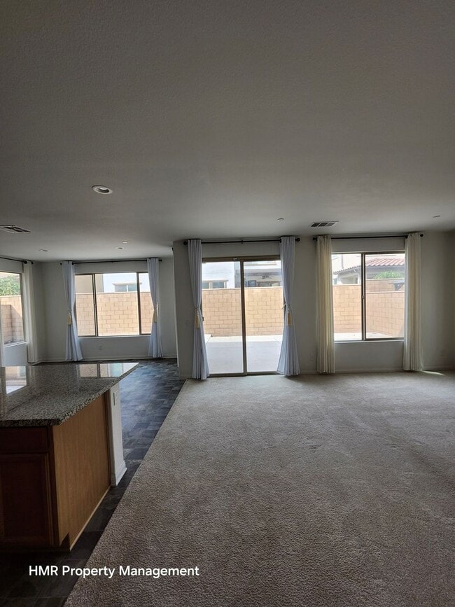 Building Photo - Beautiful two story 5 bedroom in ontario R...