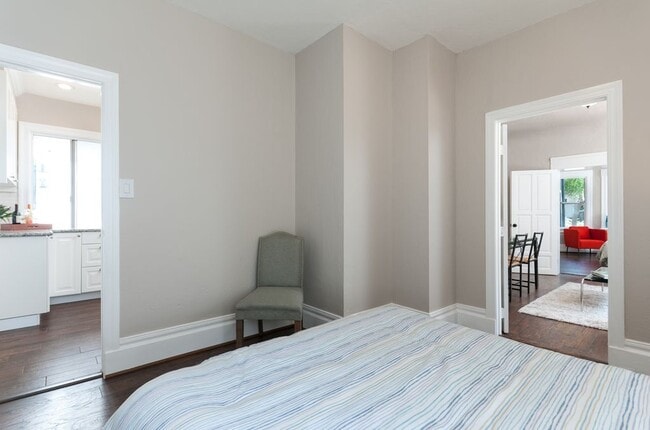 Large bedroom - 2912 Harper Street