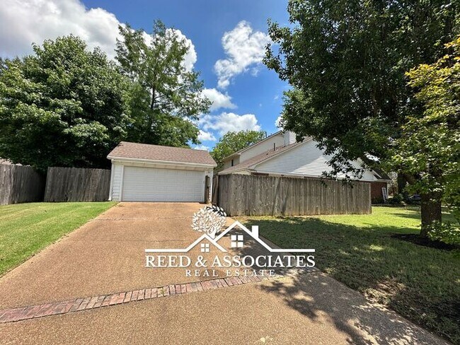 Building Photo - Collierville Townhouse Located on Corner Lot!