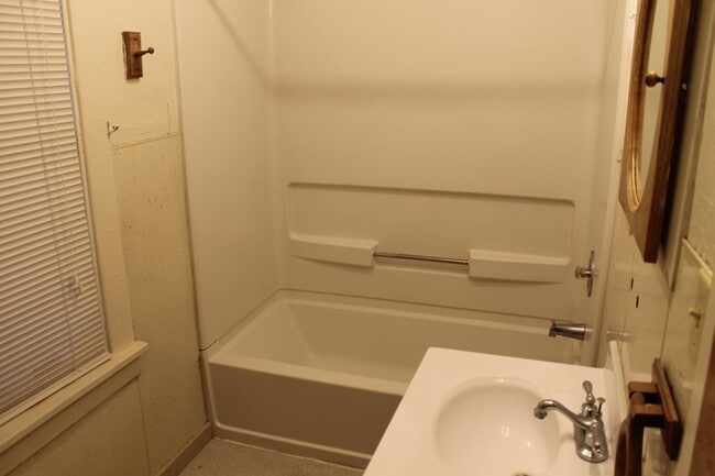 Building Photo - 707 W Main St