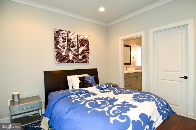 Building Photo - 1540 Levis St NE