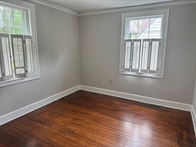 Building Photo - 305 Hurley Ave