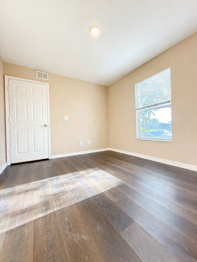 Building Photo - Central located 3 bed 2 bath duplex- 1 car garage