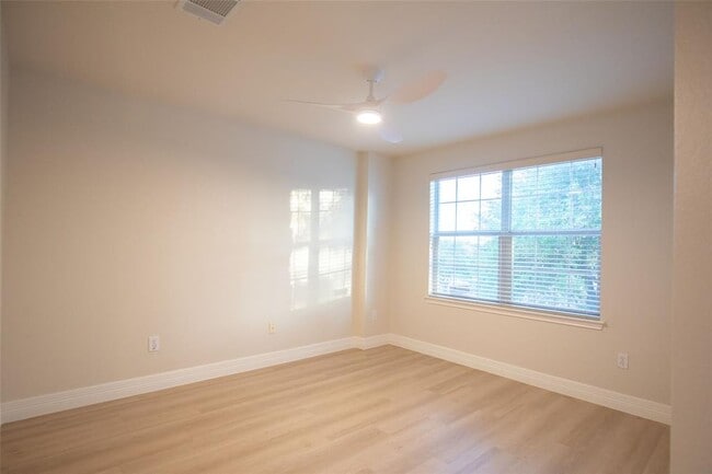 Building Photo - 9512 Bromsgrove Dr