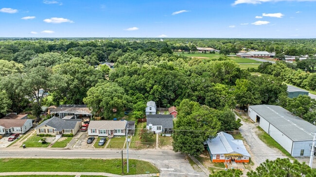 Building Photo - 2 Mead Dr