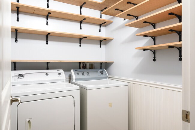 Building Photo - 2638 S Kenmore Ct