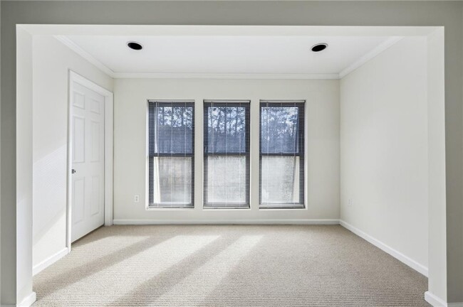 Building Photo - 24308 Plantation Dr NE