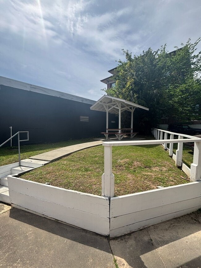 Building Photo - Midtown Apartment- in Historic House