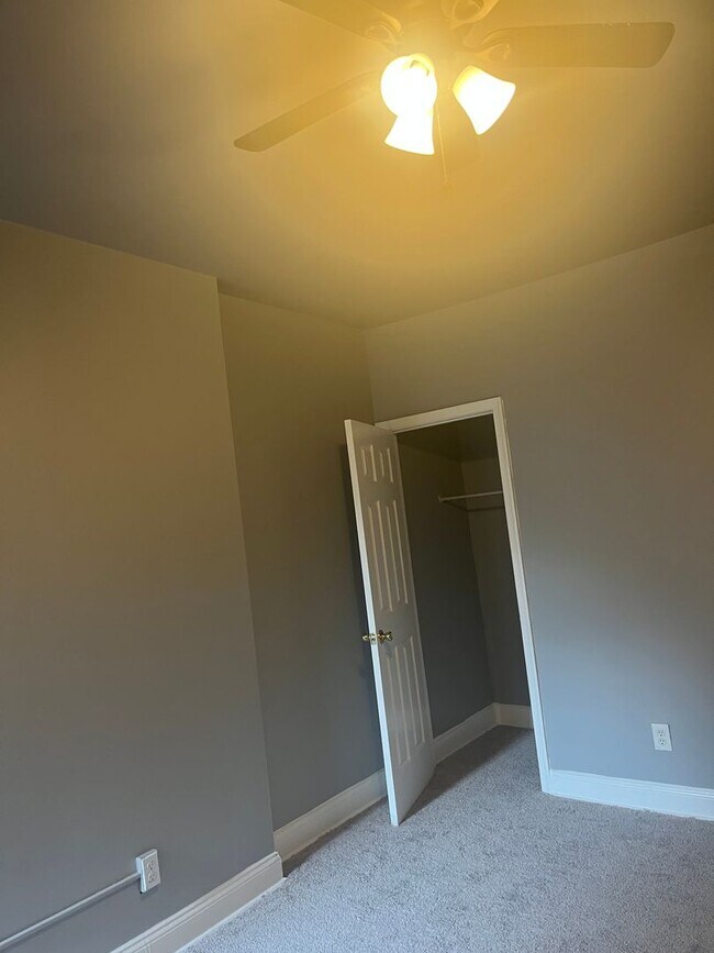 Building Photo - Spacious 3 bedroom 1.5 Bathroom Townhome