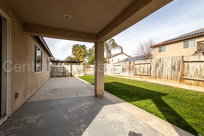 Building Photo - 3 Bedroom/2 Bath home located in the Desired Northwest - $2395 per Month!