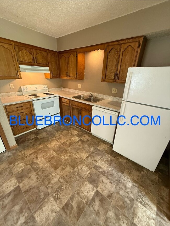 Building Photo - This one will go fast, marvelous 3 bedroom...