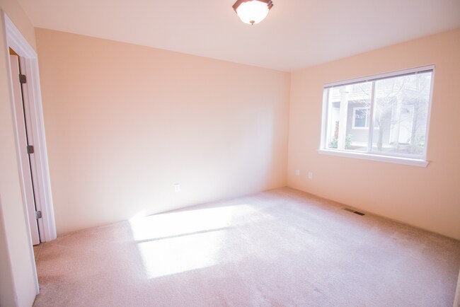 Building Photo - Clean and Updated 2 Bed, 2 Bath Upstairs Apartment in East Medford