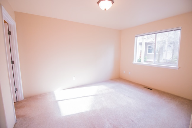 Building Photo - Clean and Upstairs 2 Bed, 2 Bath Apartment...