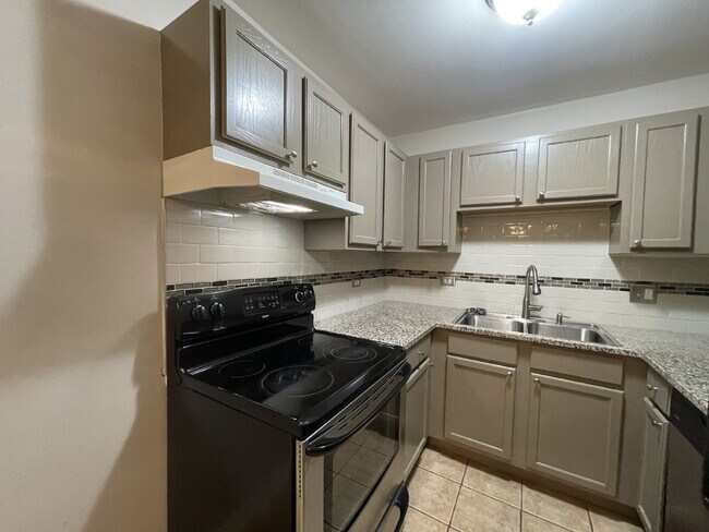 Building Photo - Private, End Unit - 2 Bed, 1 Bath Condo in...