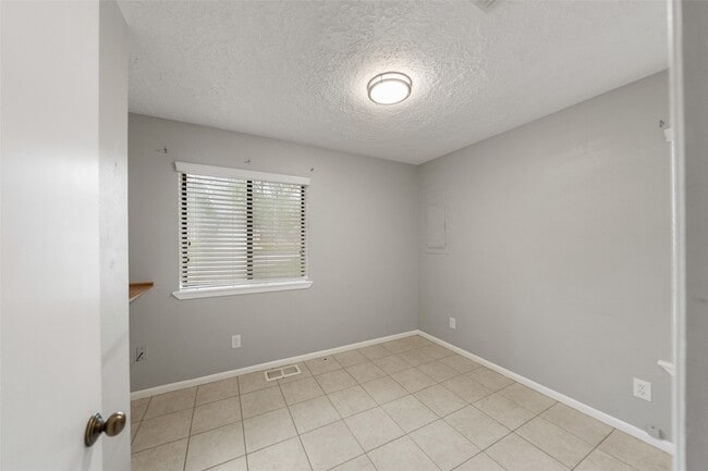Building Photo - 25 Shady Oak Ln