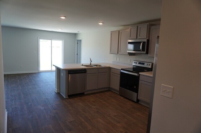 Building Photo - 602 Draymore Dr NE