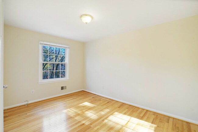 Building Photo - 4339 Cedarlake Ct