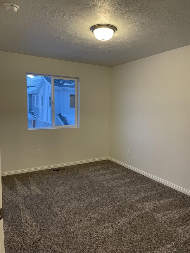 Building Photo - 15135 S Reins Way