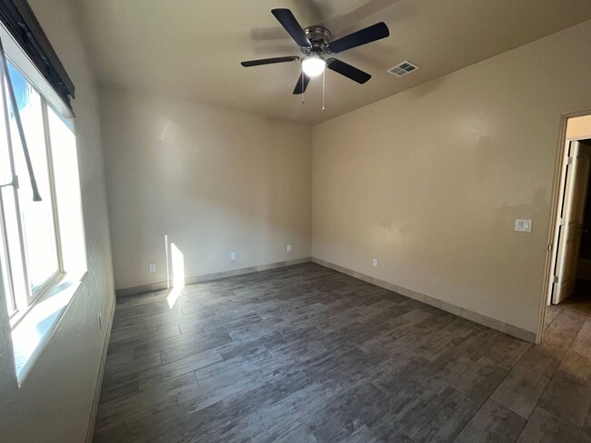 Building Photo - 3 bedroom 2 bath rental home with 2 car ga...