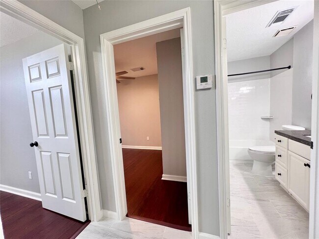 Building Photo - 15543 Scenic Haven Dr