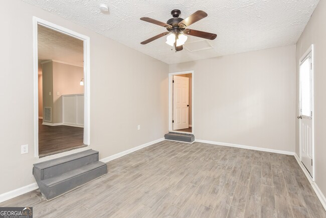 Building Photo - 19 Sioux Rd NE