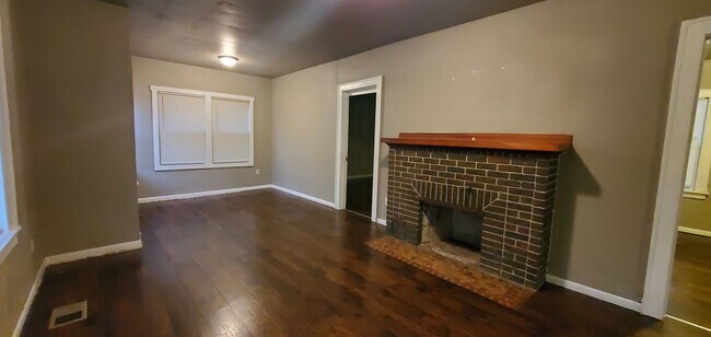Building Photo - Section 8 Accepted 2 Bedroom Brick Home